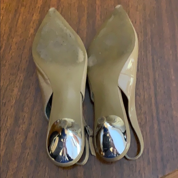 Tahari tan patent leather kitten heels - Picture 4 of 4